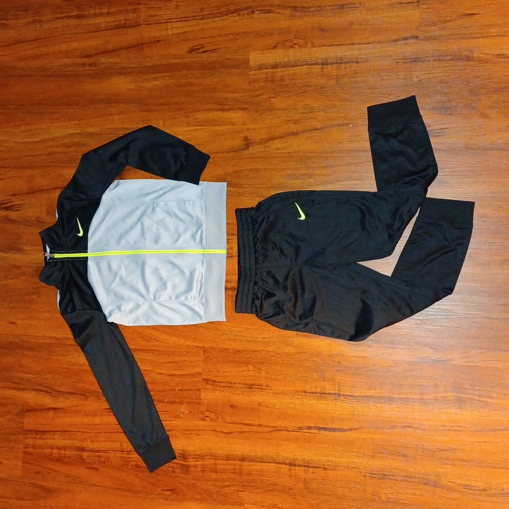 Nike Kids Tracksuit Sz 7 (6-7 YRS) Blk, Silver&Neon Green| Back 2 School🎒👩‍🏫